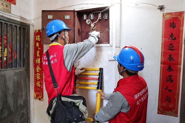 国网江陵县供电公司：用心用情优服务严抓严管建配网(图1)